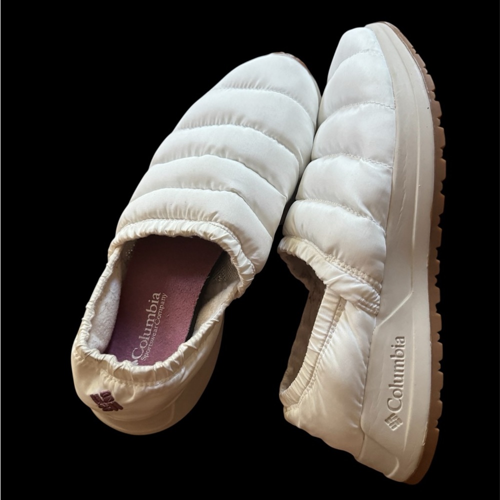 New Columbia Women's Cream Slip-On isolated winter shoes size 9